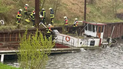 Feuerwehreinsatz in Aken: Schiff drohte nach Starkregen zu sinken - schwierige Rettungsaktion
