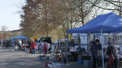 Flohmarktsaison startet erfolgreich in Karstädt: Sonniges Wetter lockt zahlreiche Besucher an