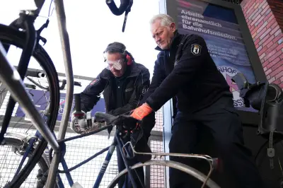 Frühjahrsputz: Bahn entfernt Schrotträder an Berliner Bahnhöfen
