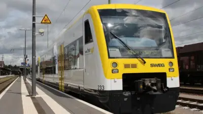 Gefährlicher Vandalismus: Jugendliche legen Steine auf Bahngleise – Regionalexpress schwer beschädigt