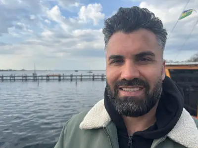 Gestrandeter Buckelwal lockt Schaulustige mit langer Anfahrt auf die Insel Poel