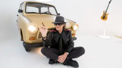 Goldene Trabi-Hälfte von Udo Lindenberg für 1.430 Euro versteigert