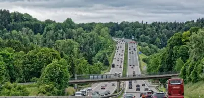 Grüne fordern Tempolimit gegen Spritpreise: Gesetzentwurf für 130 km/h im Bundestag