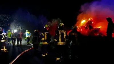 Großbrand in Grischow: Strohmiete in Flammen – Landwirt hilft Feuerwehr