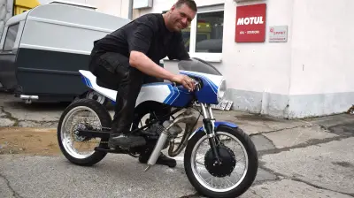 Güstrower Kfz-Meister baut DDR-Kultmoped zur Rennmaschine um