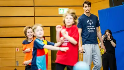 Handball-Star Julian Köster begeistert bei inklusivem Training in Köln
