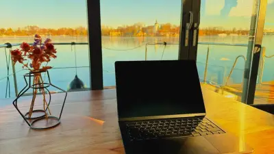 Heimat-Rückkehrerin schreibt Buch auf Hausboot in Mirow