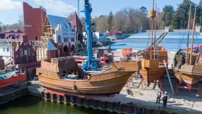 Historische Koggen zu Wasser gelassen: Störtebeker-Festspiele starten Vorbereitungen für Piraten-Sommer