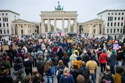 Hunderte demonstrieren in Berlin gegen sexualisierte Gewalt und fordern Strafrechtsreform