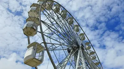 Indien: 18 Meter hohes Riesenrad stürzt auf Jahrmarkt um – viele Verletzte