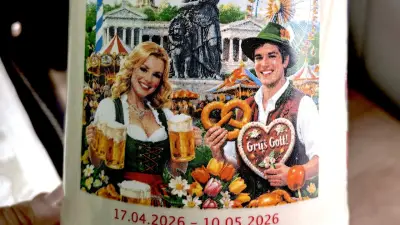 KI-Panne beim Münchner Frühlingsfest: Motiv-Maßkrug mit Rechtschreibfehlern und verschmolzenen Biergläsern