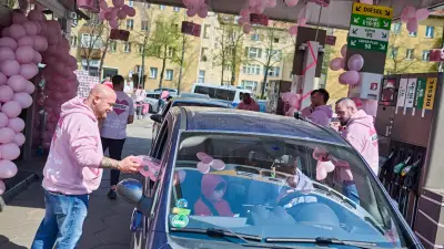 Klopapier-Millionär spendiert 152 Berliner Familien Gratis-Sprit in rosa Aktion