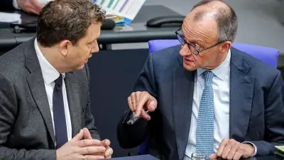 Koalitionsstreit um Spritpreise: Klingbeil vs. Reiche im Schlagabtausch