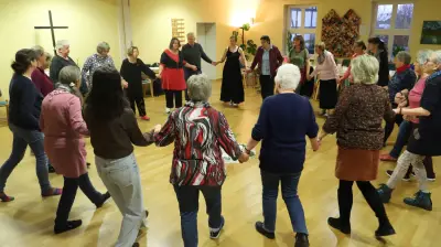 Kreistanz in Strasburg: Meditatives Tanzen bringt Körper und Geist in Einklang