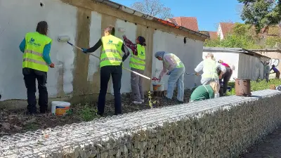 Laga: Ehrenamtliche streichen Fassaden für Mustergräber