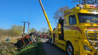 Lkw mit 25.000 Liter Gülle kippt in Straßengraben – Bergung erfordert Spezialtechnik