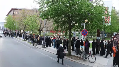 Marina Abramovićs Ausstellung im Gropius Bau: Warum Berlin für diese Kunst Schlange steht