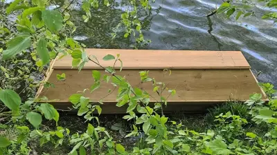 Mysteriöser Sargfund im Main: Datum und Kreuz auf Deckel