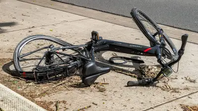 Nach Unfall: Wütender Pedelec-Fahrer zerschlägt Heckscheibe eines Autos in Ingolstadt