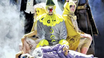 Oper Magdeburg wagt sich an Schnittkes 'Leben mit einem Idioten' in turbulenter Inszenierung