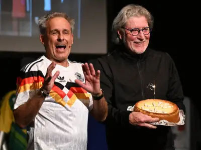 Pierre Littbarski feiert 66. Geburtstag mit eigener Theaterpremiere in Köln