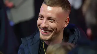 Podcast-Empfehlung: Felix Lobrecht preist ARD-Serie 'In aller Freundschaft' als perfektes Kopfausschalt-Format