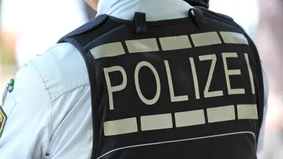 Polizeieinsatz in Eisleben: Geschädigter wehrt sich nach fremdenfeindlichem Angriff und flüchtet