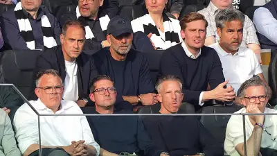 RB-Boss Mintzlaff läuft beim Spiel gegen Union auf Laufband