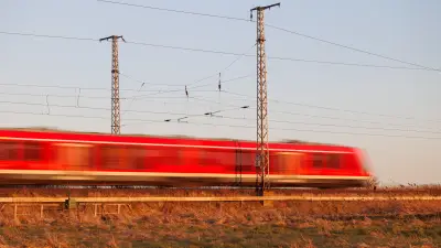 Regionalexpress bei Ducherow überfährt Steine auf Gleisen