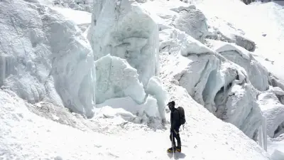 Riesen-Eisblock am Mount Everest: Hunderte Bergsteiger sitzen fest