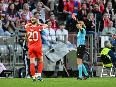 Rot für Haareziehen! Bayern-Ass Kett fliegt vom Platz