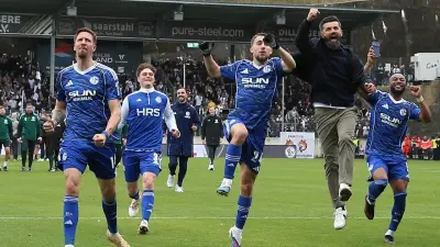 Schalke feiert emotionalen Sieg in Elversberg: Aufstiegs-Party bereits in vollem Gange