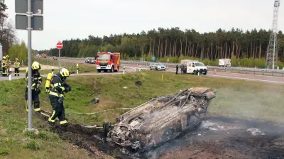 Schwerer Unfall auf A14: Auto überschlagen und ausgebrannt