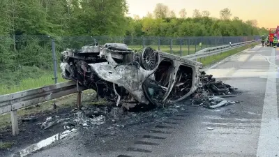 Schwerer Unfall auf A5: Auto brennt im Schwarzwald völlig aus