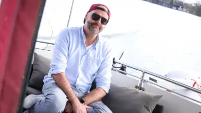 Schwerin-Hymne wird viral: Hobbymusiker erklärt KI-Einsatz und Entstehung