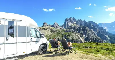 Südtiroler Gemeinden bekämpfen Wildcamping: Übernachtungsverbote und juristische Auseinandersetzungen