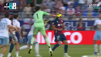 Skandal in Spaniens 2. Liga: Torwart schlägt Gegenspieler k.o.