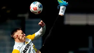 Spektakulärer Fallrückzieher: Schlotterbeck begeistert Mitspieler