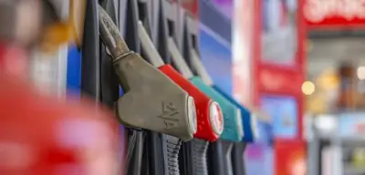 Spritpreise sinken leicht, doch Mittagssprünge erreichen Rekordhöhen