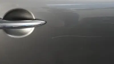 Steinschlag & Kratzer selbst reparieren: So retten Sie Ihren Autolack ohne Werkstatt