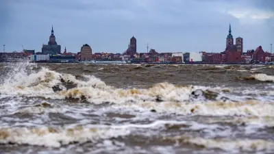 Stürmischer Start ins Wochenende: Wetterwarnung für Ostseeküste