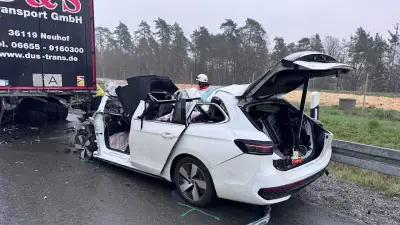 Tödlicher Auffahrunfall auf A70: 34-Jähriger rast unter Sattelzug und stirbt