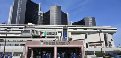 Tödlicher Statuenwurf in Neapel: Staatsanwaltschaft klagt Eltern an