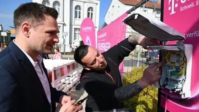 Telekom startet Glasfaserausbau in Neubrandenburg: 25 Millionen Euro für schnelles Internet