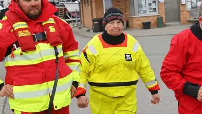 Till Backhaus im gelben Anzug: Minister steigt zu Wal Timmy ins Wasser