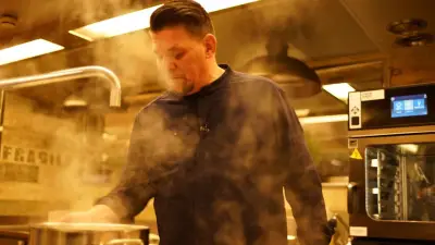 Tim Mälzer bricht in Kitchen Impossible in Tränen aus