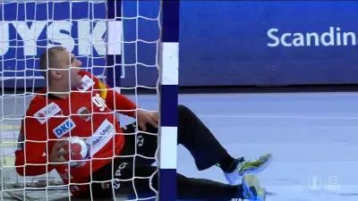 Torwart sitzt mit Ball im Tor: Warum dieses Tor im DHB-Pokalfinale nicht zählt