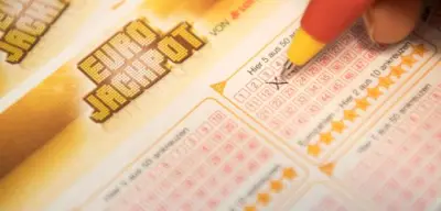 Toter Lottospieler gewinnt 703.600 Euro: Gewinn geht an Witwe