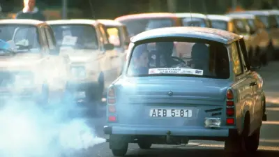 Trabi-Tanken in der DDR: So viel kostete der Liter Sprit im Vergleich zu heute