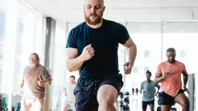 Trainingsstrategien gegen Muskelabbau: So bleiben Männer ab 40 fit und stark